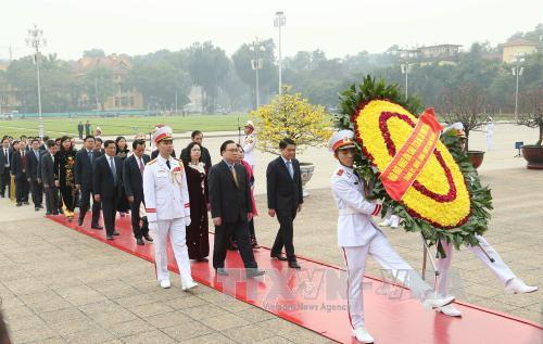 Руководители Вьетнама посетили мавзолей Президента Хо Ши Мина
